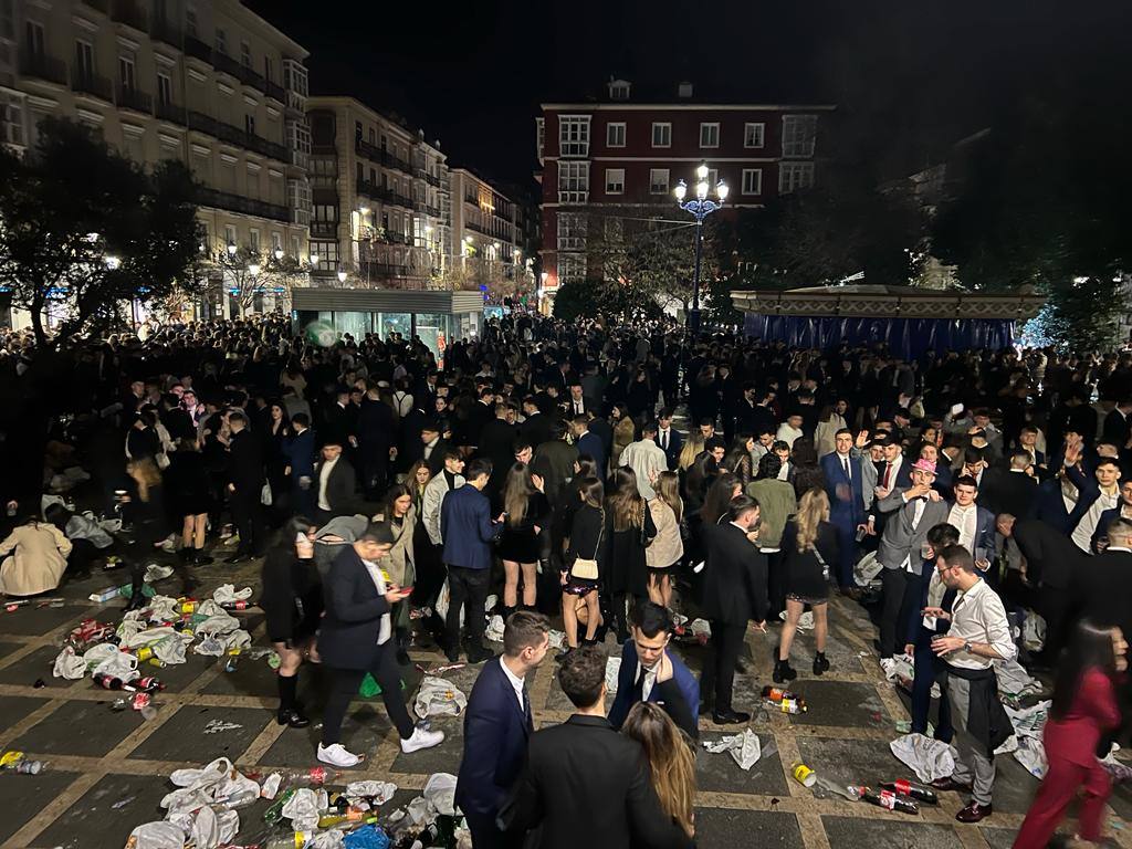 Cientos de jóvenes celebraron la llegada del nuevo año en la Plaza Pombo.