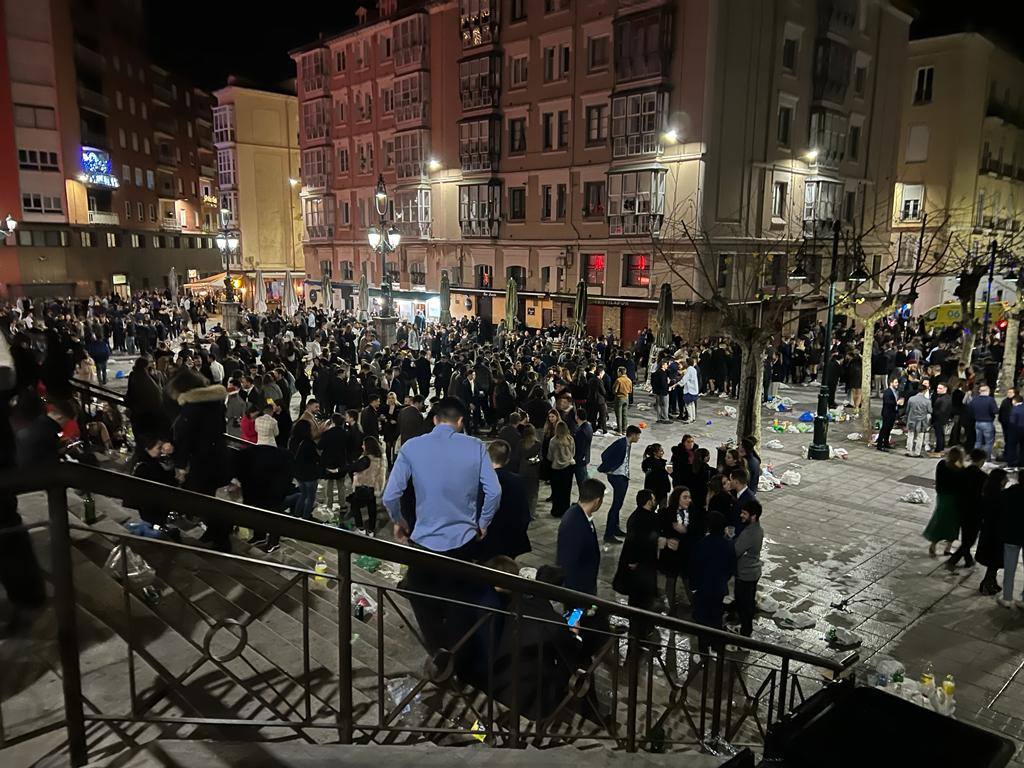 La Plaza Cañadío congregó a centenares de jóvenes. 