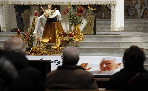 Imagen principal - La Iglesia comienza los preparativos para despedir a Benedicto XVI