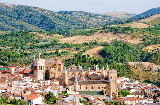 13. Guadalupe, Cáceres. Sus calles muestran muestra la típica arquitectura serrana con sus balcones y soportales caracterísitcos, además de los cinco arcos medievales que se reparten por sus dos murallas.