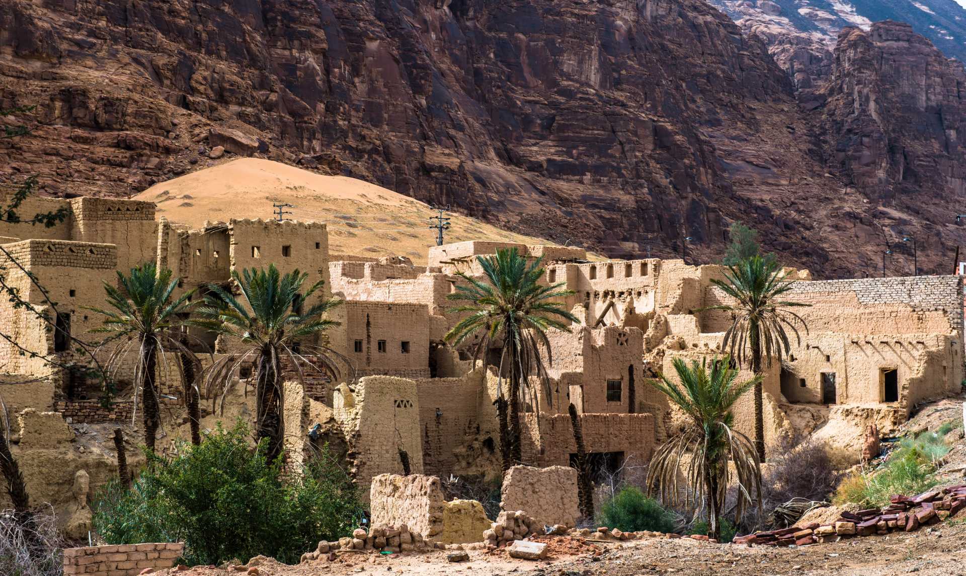 1. Casco antiguo de Al'Ula, Arabia Saudita. Este laberinto de callejuelas, tiendas y casas de adobe forman parte de una importante ciudad histórica que estuvo habitada desde el siglo XII hasta la década de 1980.