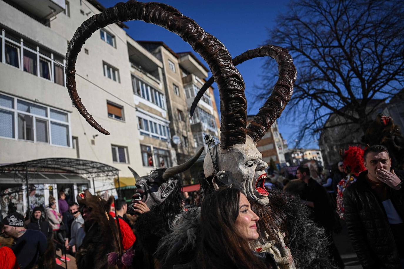 En Comanesti, una ciudad del noreste de Rumanía, y en otras localidades de este país del este de Europa se celebran estos desfiles cada año entre Navidad y Año Nuevo para ahuyentar los malos espíritus.