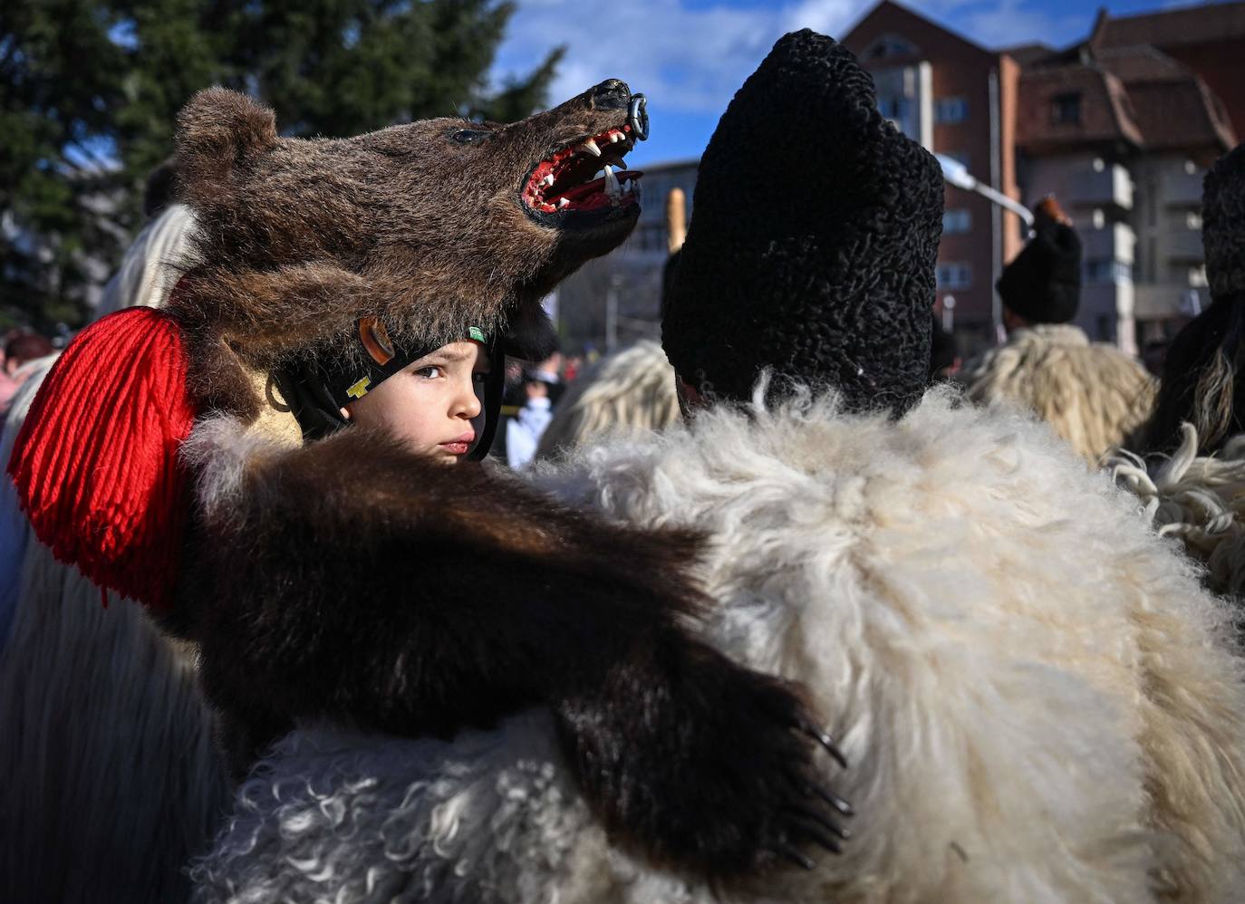 En Comanesti, una ciudad del noreste de Rumanía, y en otras localidades de este país del este de Europa se celebran estos desfiles cada año entre Navidad y Año Nuevo para ahuyentar los malos espíritus.