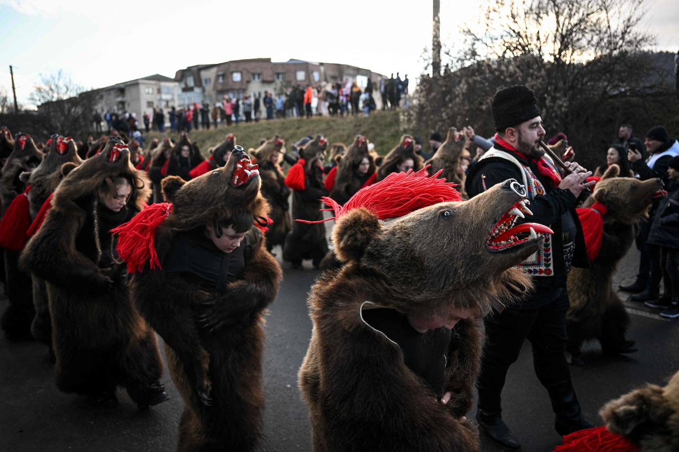 En Comanesti, una ciudad del noreste de Rumanía, y en otras localidades de este país del este de Europa se celebran estos desfiles cada año entre Navidad y Año Nuevo para ahuyentar los malos espíritus.