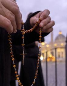 Imagen secundaria 2 - Largas colas a las puertas de la Basílica de San Pedro del Vaticano. 