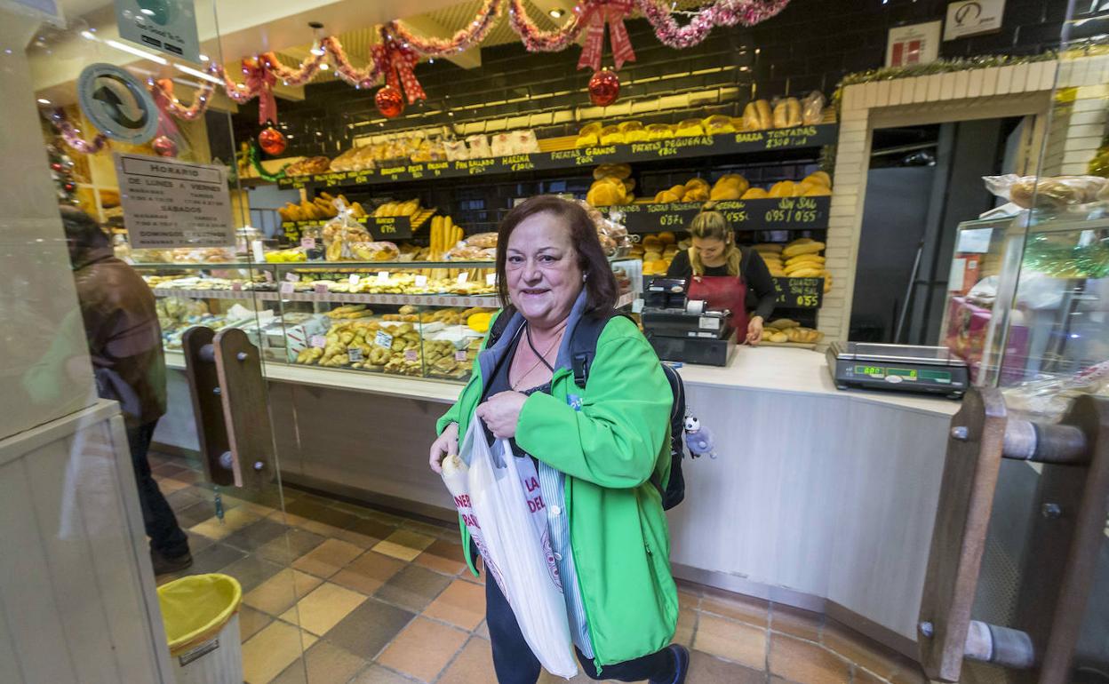 Una mujer compra dos barras de pan en La Panera Del Arrabal, en Santander. 