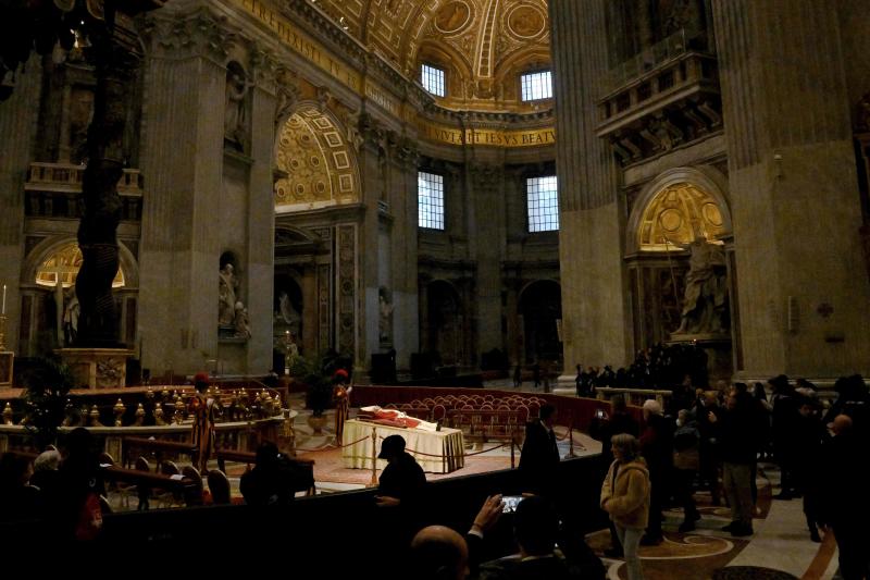 Muchos fieles pasan ante el cuerpo de Benedicto XVI en la Basílica de San Pedro. 