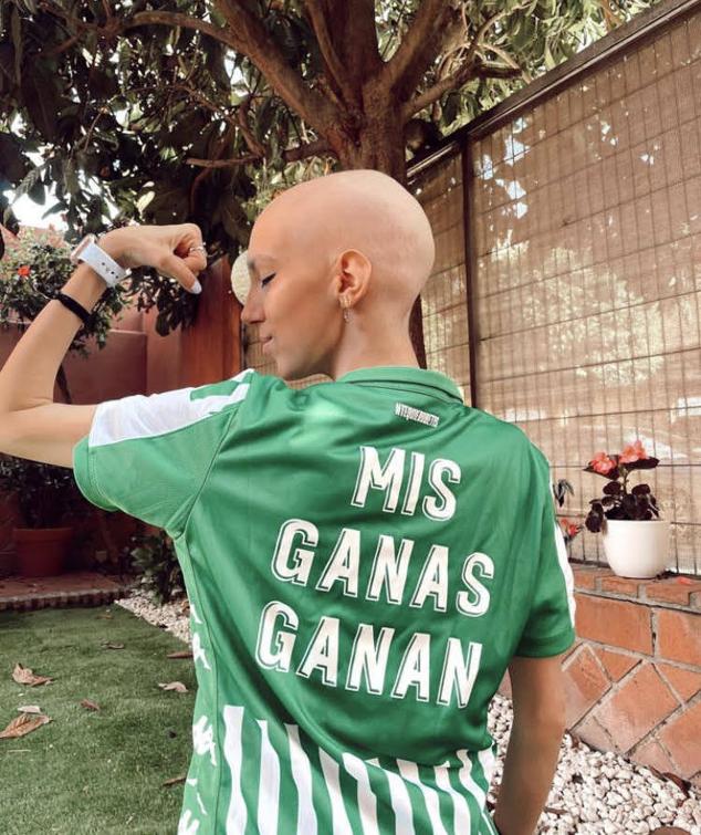 Posando con la camiseta firmada y personalizada bajo el lema: "mis ganas ganan" que le regaló la plantilla del Betis.