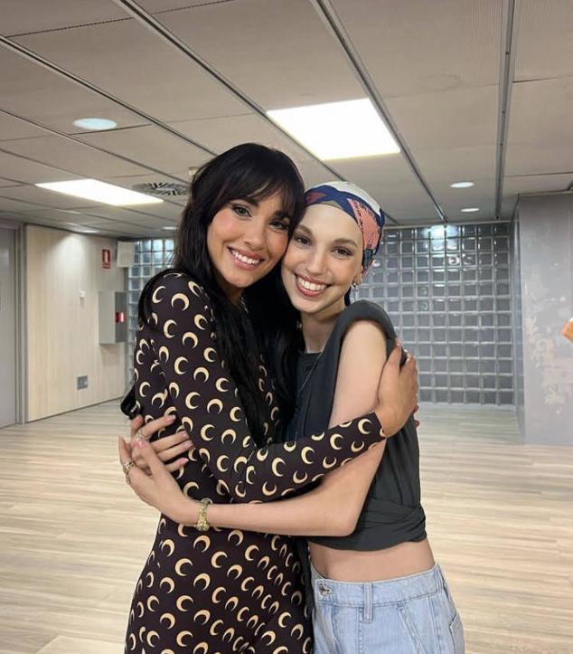 Con Aitana, tras recibir una invitación para uno de sus conciertos, la joven siempre ha mostrado su admiración por la cantante y han coincidido en varias ocasiones.