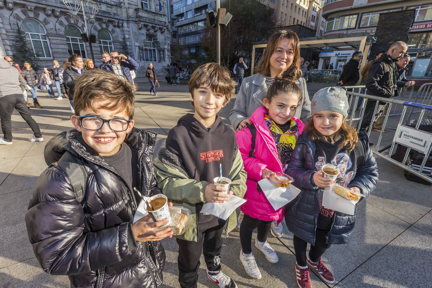 Fotos: Santander reparte mil raciones de roscón para recaudar fondos para familias vulnerables