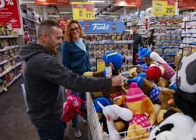 Imagen secundaria 1 - A la izquierda: En busca de regalos.Dos clientes eligen regalos en la zona de juguetería de la que dispone Carrefour en Peñacastillo. | Laura Ruiz, encargada del establecimiento que Eurekakids tiene en el centro de Santander