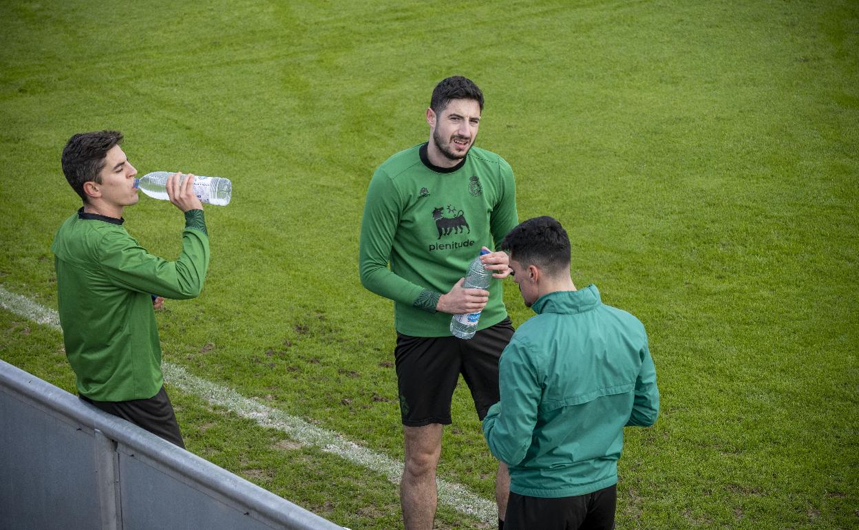 Pablo Bobadilla, en el centro, junto a Íñigo Sainz-Maza, a la izquierda, y Arturo Molina. 