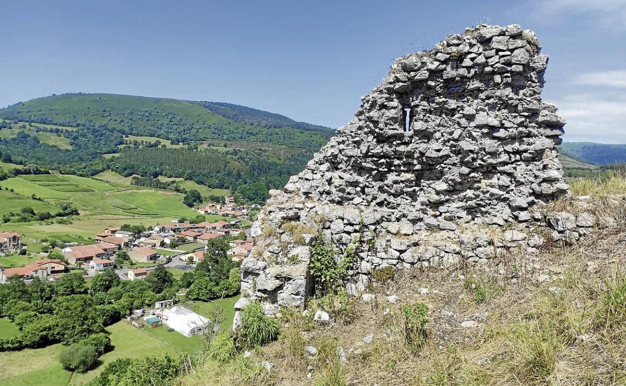 El castillo se levanta sobre Villayuso de Cieza, dejando el valle al sur de la atalaya. 