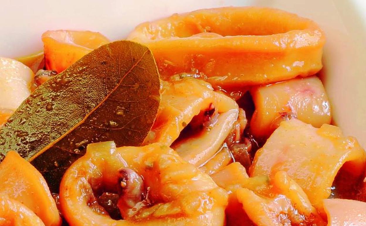 Calamares encebollados, con su ramita de laurel. 