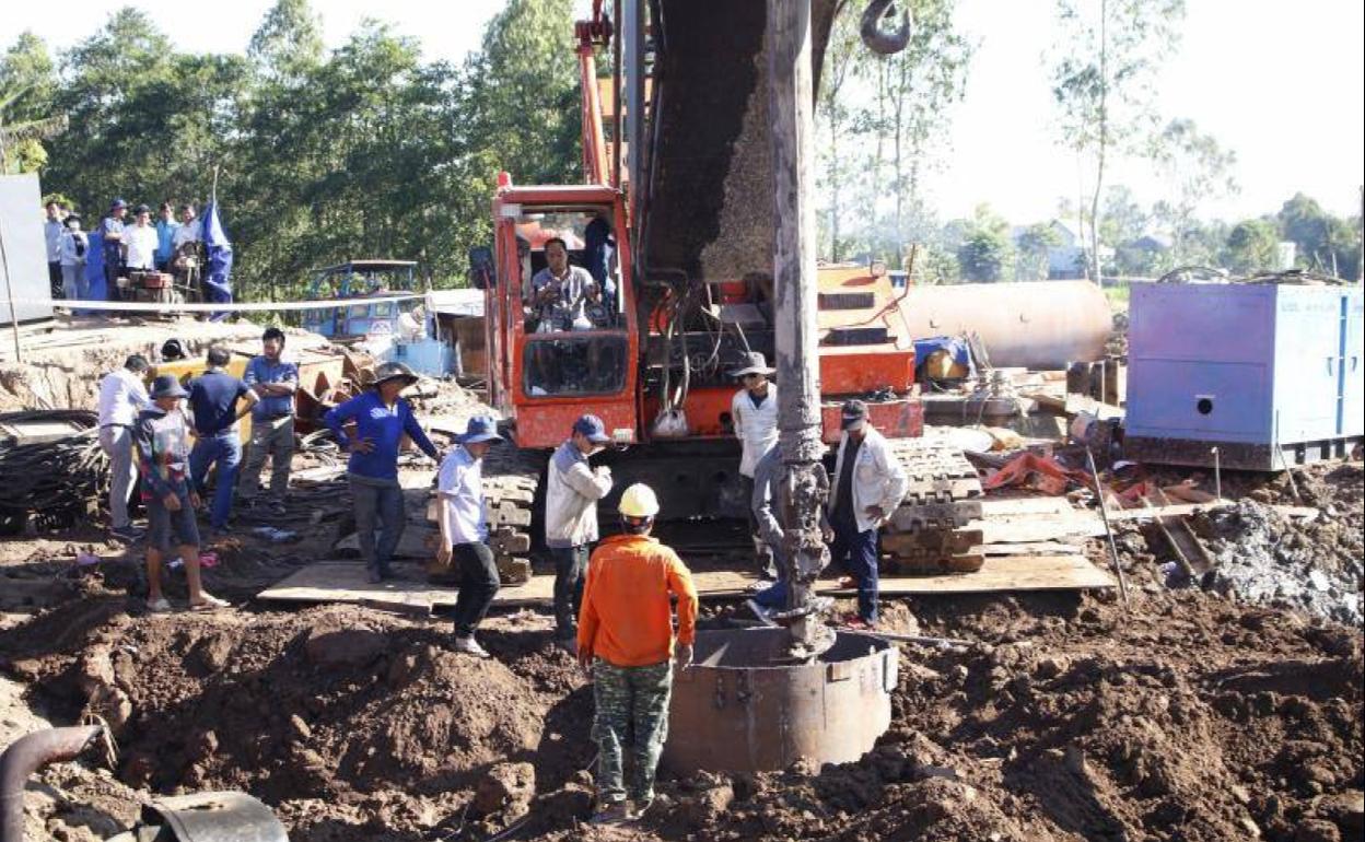 Operarios trabajan en la zona donde desapareció el menor.