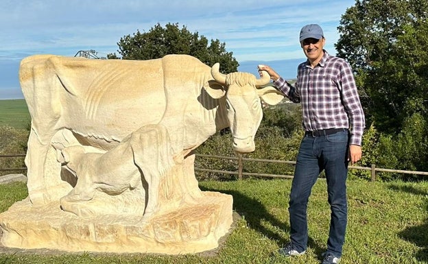 El alcalde de Alfoz, Enrique Bretones, en una instantánea cogiendo uno de los cuernos ahora mutilados.