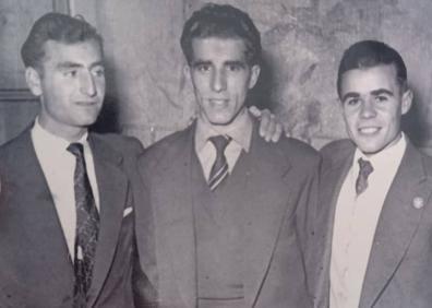 Imagen secundaria 1 - Arriba, el joven Pitano es galardonado con un trofeo. Abajo en grande, el ciclista junto a Federico Martín Bahamontes. A la derecha, con Perico Delgado. 