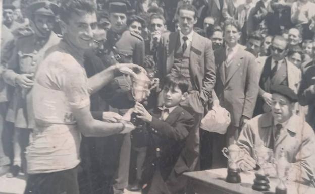 Imagen principal - Arriba, el joven Pitano es galardonado con un trofeo. Abajo en grande, el ciclista junto a Federico Martín Bahamontes. A la derecha, con Perico Delgado. 