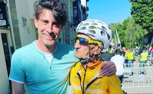 Pitano junto al ciclista profesional José Iván Gutiérrez. 