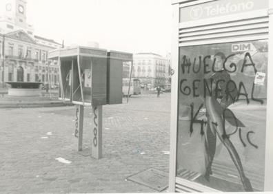 Imagen secundaria 1 - En la imagen superior Nicolás Redondo y Felipe González, aún felices, a principios de los años 80; debajo, la Puerta del Sol en Madrid durante la huelga general del 14 de diciembre de 1988; por último, Redondo dando el relevo como secretario general de UGT en 1994 a Cándido Méndez.