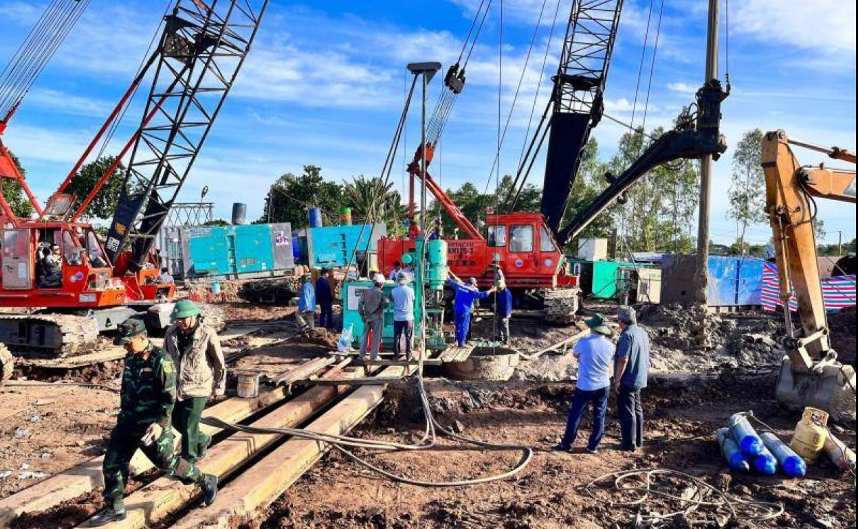 Equipos de rescate trabajan en la zona donde desapareció el menor.