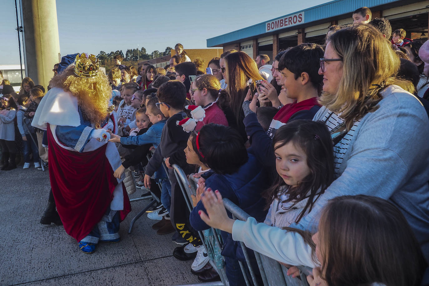 Melchor, Gaspar y Baltasar aterrizan en el Seve Ballesteros para saludar a los niños y niñas de Camargo.