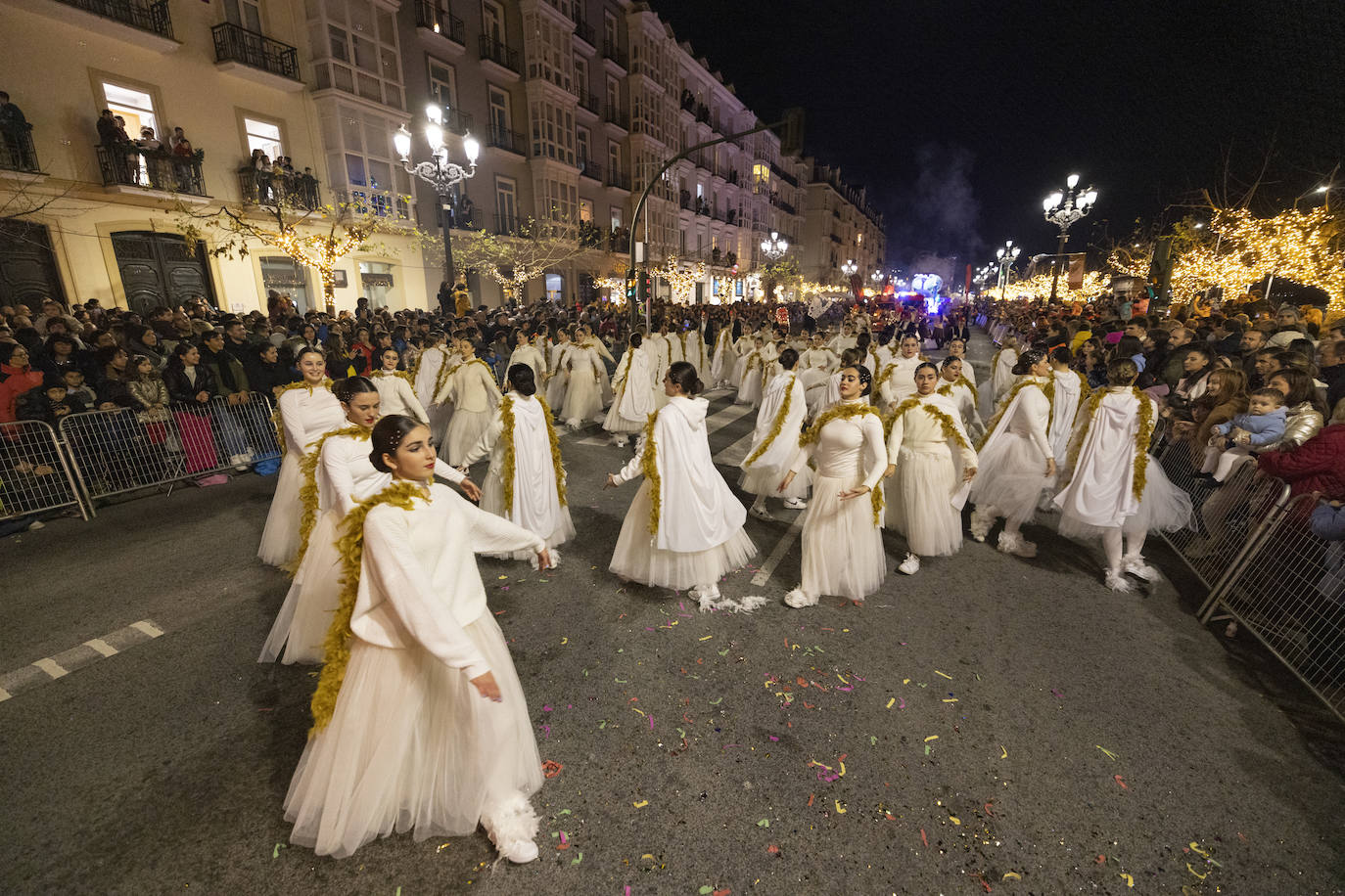 Los Magos de Oriente recorren Santander por calles rebosantes de pequeños y mayores deseosos de verlos de cerca tras dos años de restricciones.