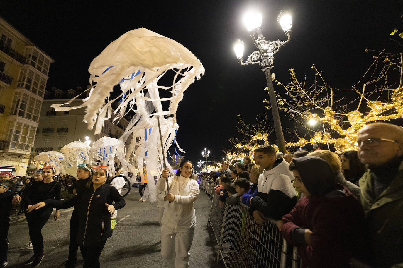 Los Magos de Oriente recorren Santander por calles rebosantes de pequeños y mayores deseosos de verlos de cerca tras dos años de restricciones.