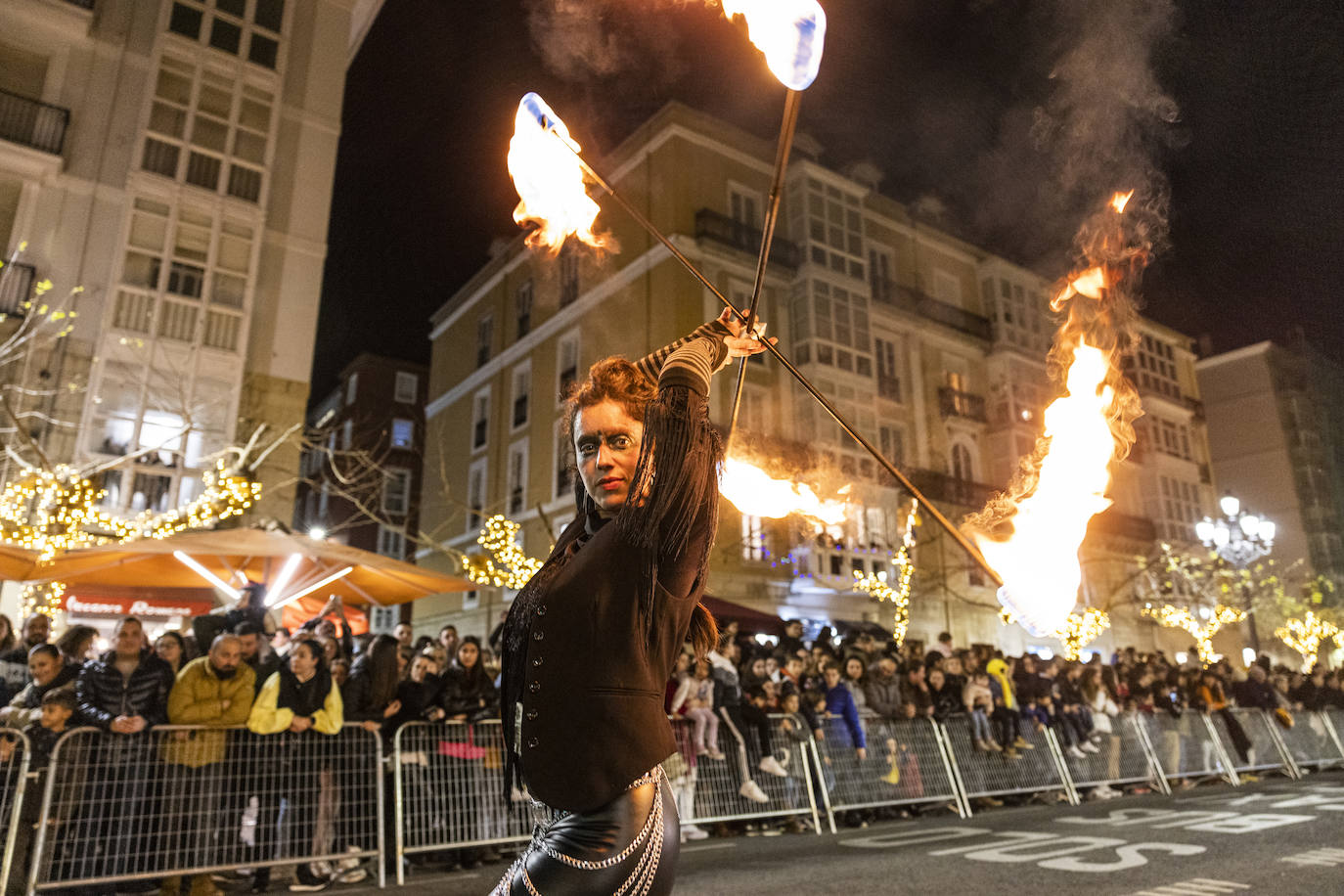 Los Magos de Oriente recorren Santander por calles rebosantes de pequeños y mayores deseosos de verlos de cerca tras dos años de restricciones.