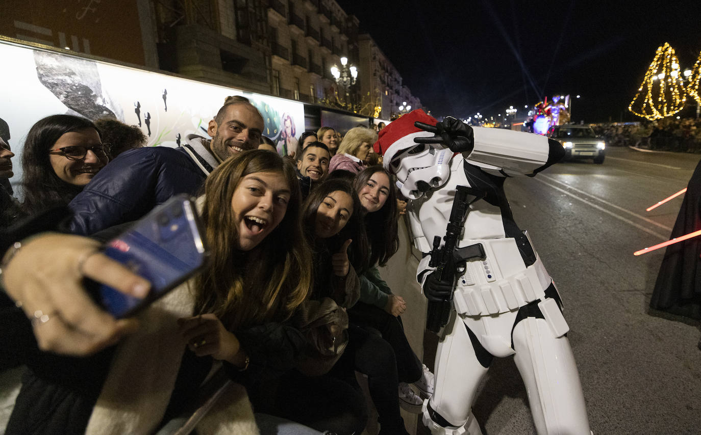 Los Magos de Oriente recorren Santander por calles rebosantes de pequeños y mayores deseosos de verlos de cerca tras dos años de restricciones.