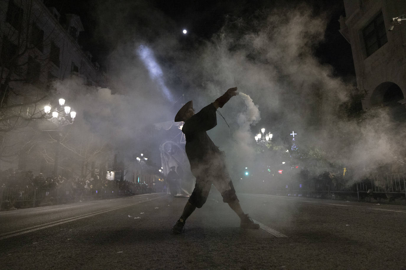 Los Magos de Oriente recorren Santander por calles rebosantes de pequeños y mayores deseosos de verlos de cerca tras dos años de restricciones.