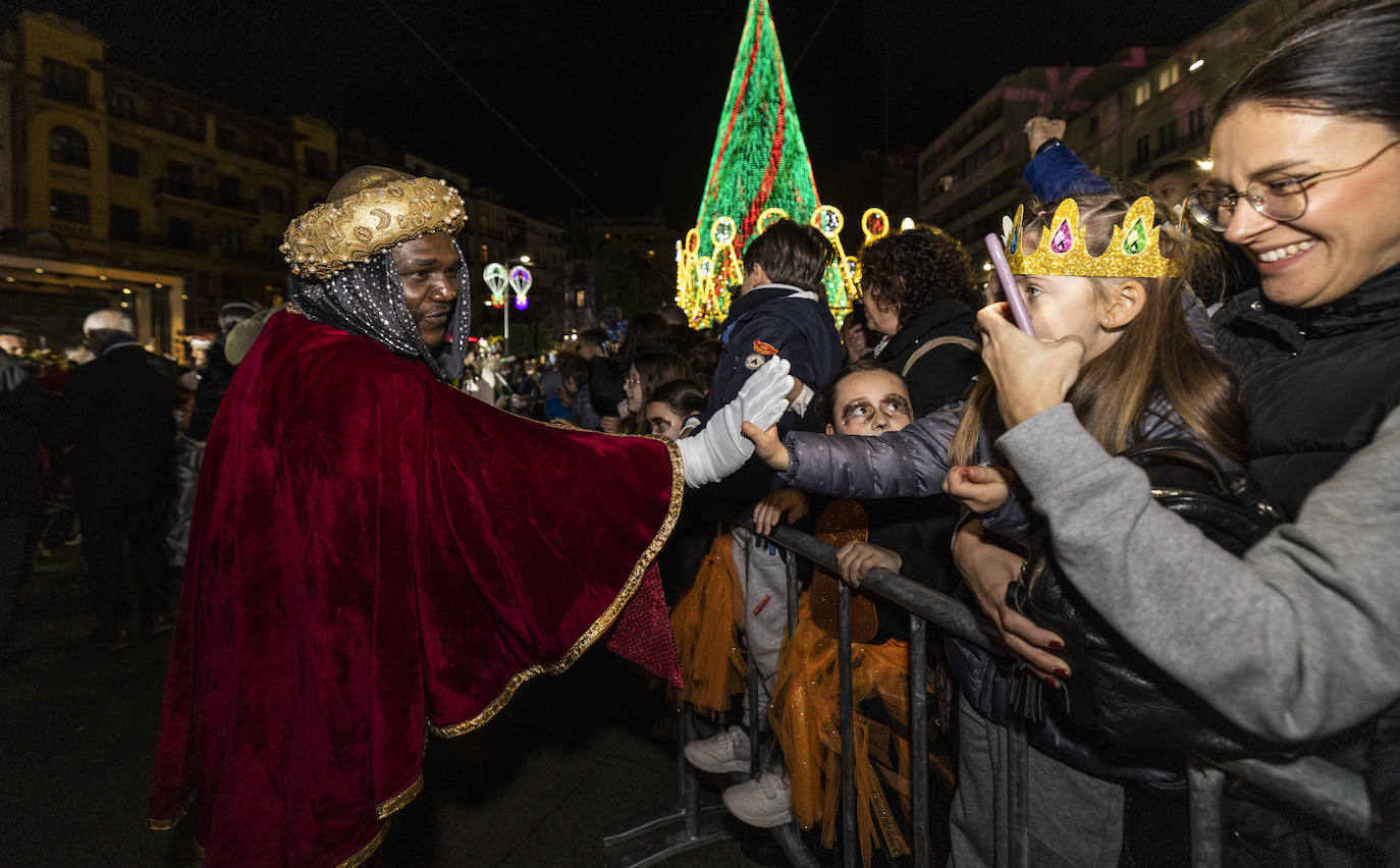 Los Magos de Oriente recorren Santander por calles rebosantes de pequeños y mayores deseosos de verlos de cerca tras dos años de restricciones.