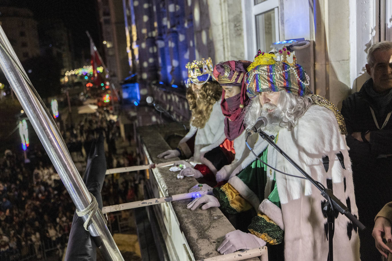 Los Magos de Oriente recorren Santander por calles rebosantes de pequeños y mayores deseosos de verlos de cerca tras dos años de restricciones.