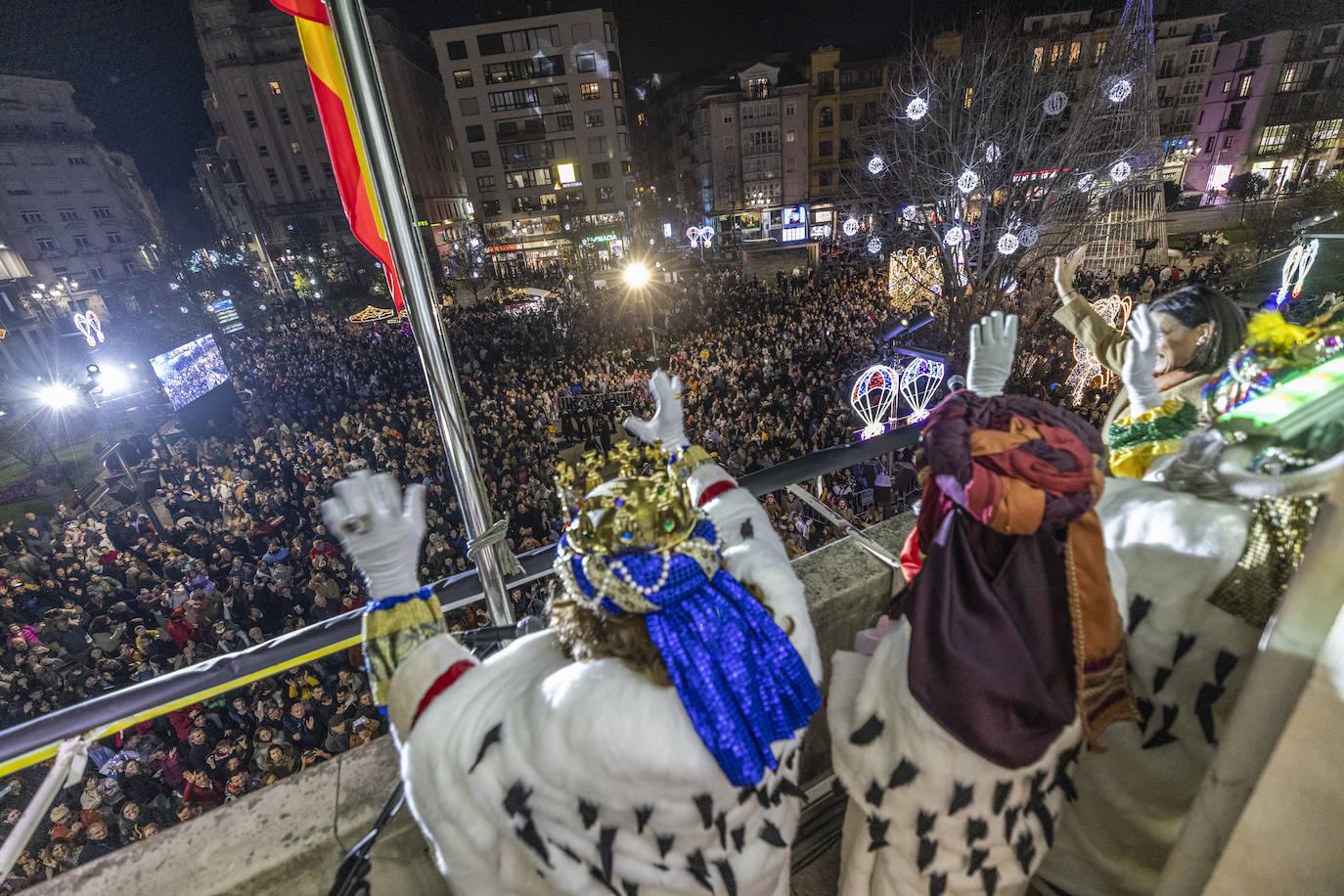 Los Magos de Oriente recorren Santander por calles rebosantes de pequeños y mayores deseosos de verlos de cerca tras dos años de restricciones.