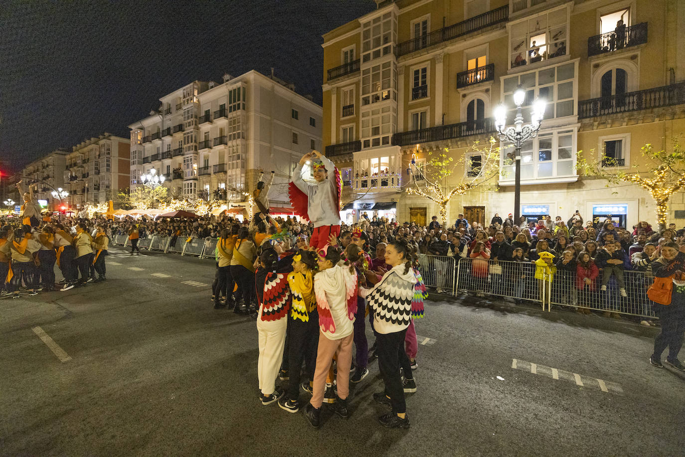 Los Magos de Oriente recorren Santander por calles rebosantes de pequeños y mayores deseosos de verlos de cerca tras dos años de restricciones.