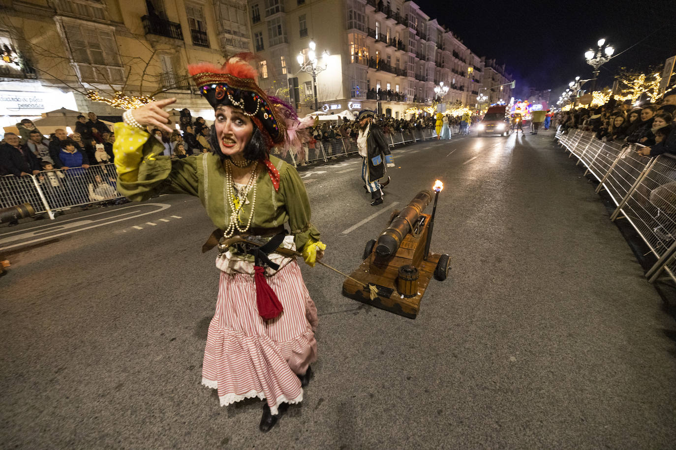 Los Magos de Oriente recorren Santander por calles rebosantes de pequeños y mayores deseosos de verlos de cerca tras dos años de restricciones.