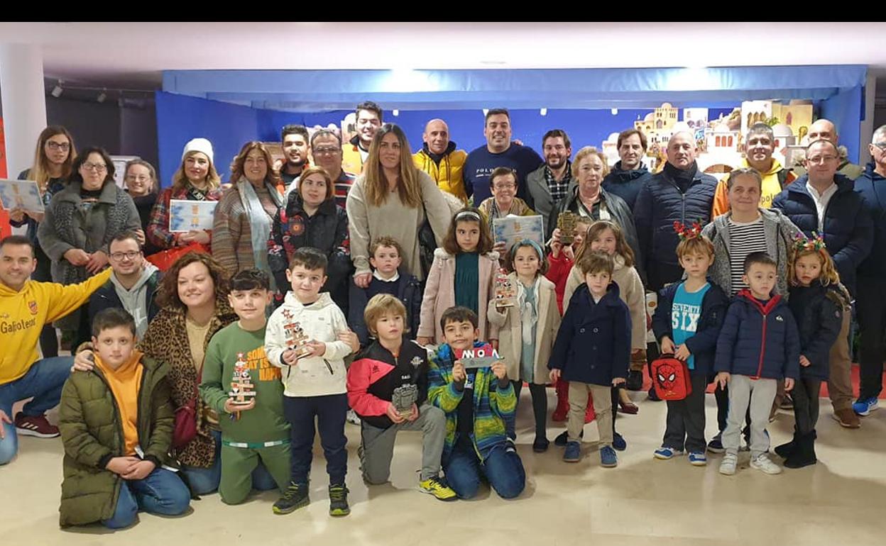 Los Galipoteros entregan los premios de los concurso de belenes y decoración de balcones navideños en Santoña