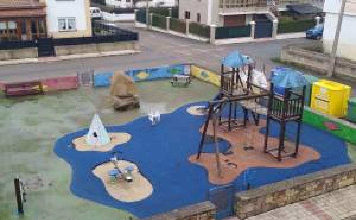 Parque infantil que se va a remodelar en Nestares. 