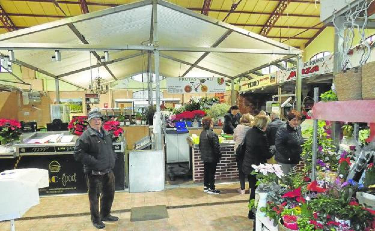 Aspecto del interior del Mercado de Abastos de Laredo con los puestos que el Ayuntamiento de Laredo quiere desalojar en breve