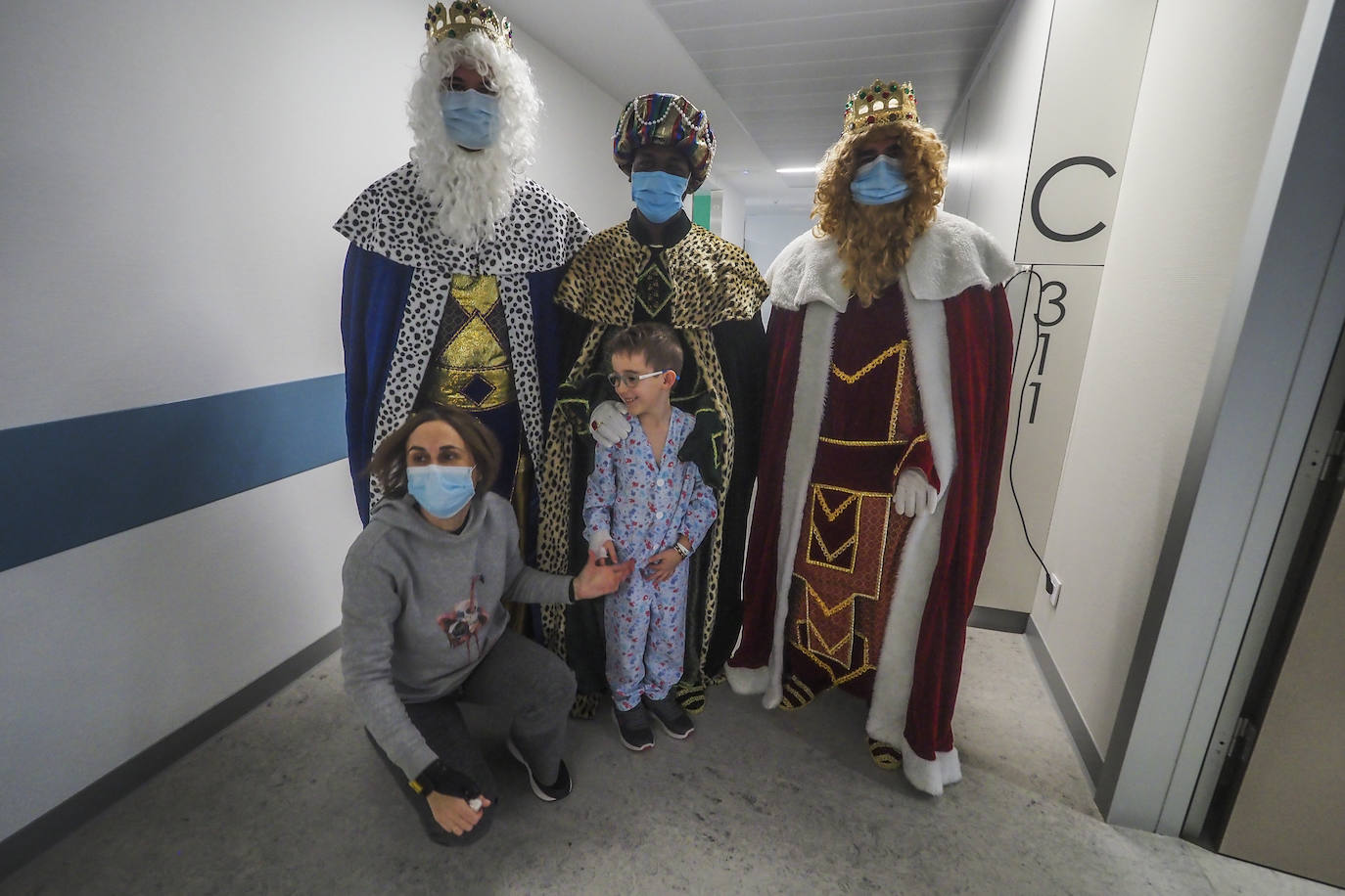 Fotos: Los Reyes Magos visitan a los niños ingresados en Valdecilla