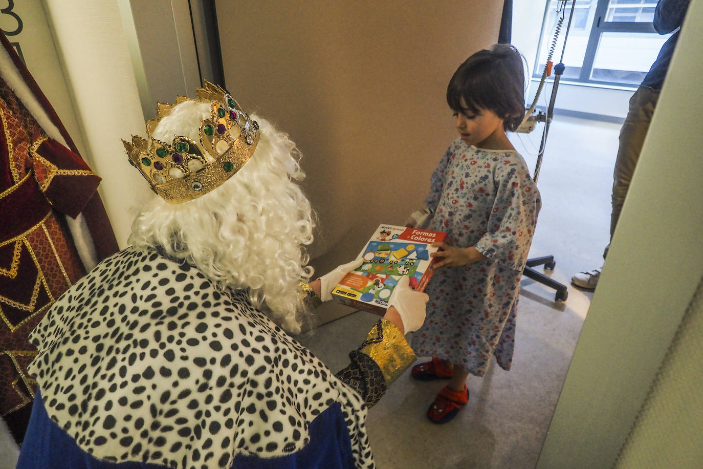 Fotos: Los Reyes Magos visitan a los niños ingresados en Valdecilla