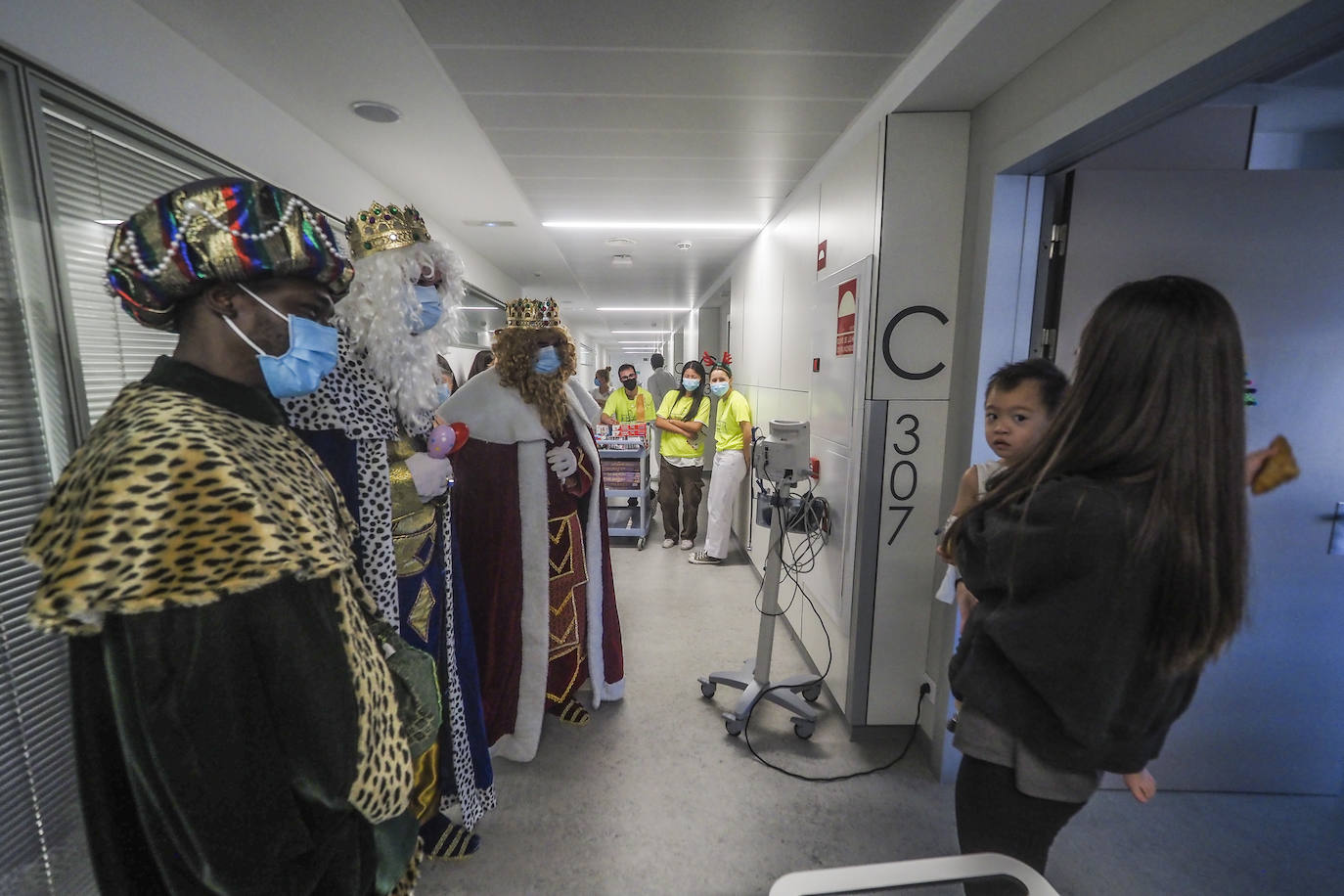 Fotos: Los Reyes Magos visitan a los niños ingresados en Valdecilla