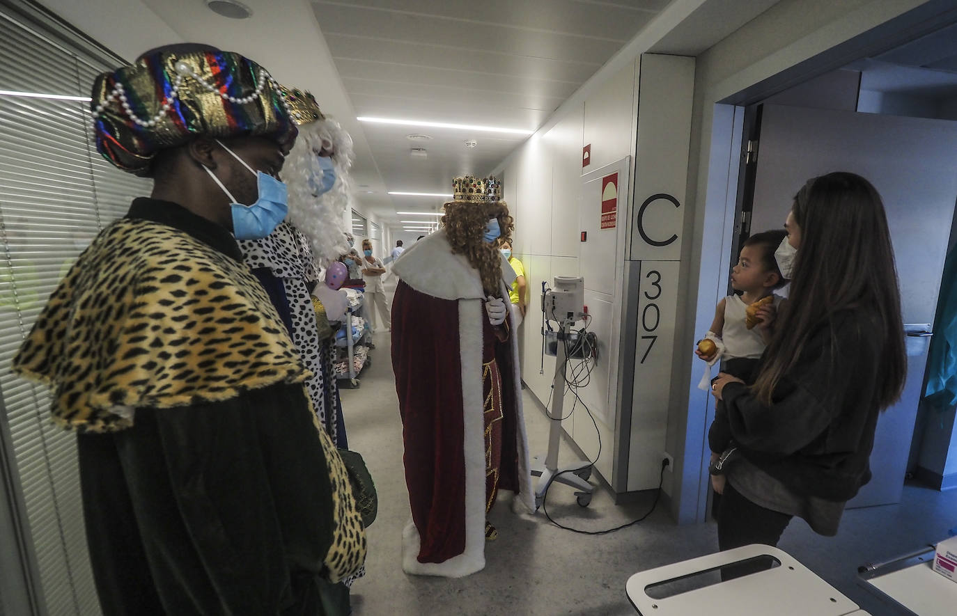 Fotos: Los Reyes Magos visitan a los niños ingresados en Valdecilla