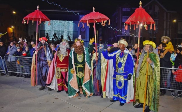 Sus Majestades terminaron su recorrido en una abarrotada plaza de la Constitución. 