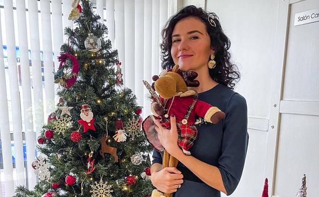 Alina posa con un peluche navideño, uno de sus regalos.