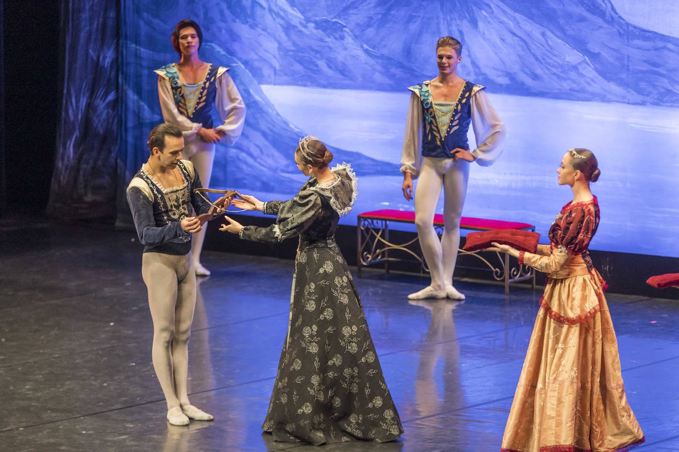 Fotos: Las mejores imágenes de &#039;El lago de los cisnes&#039; del Ballet de Kiev en Santander