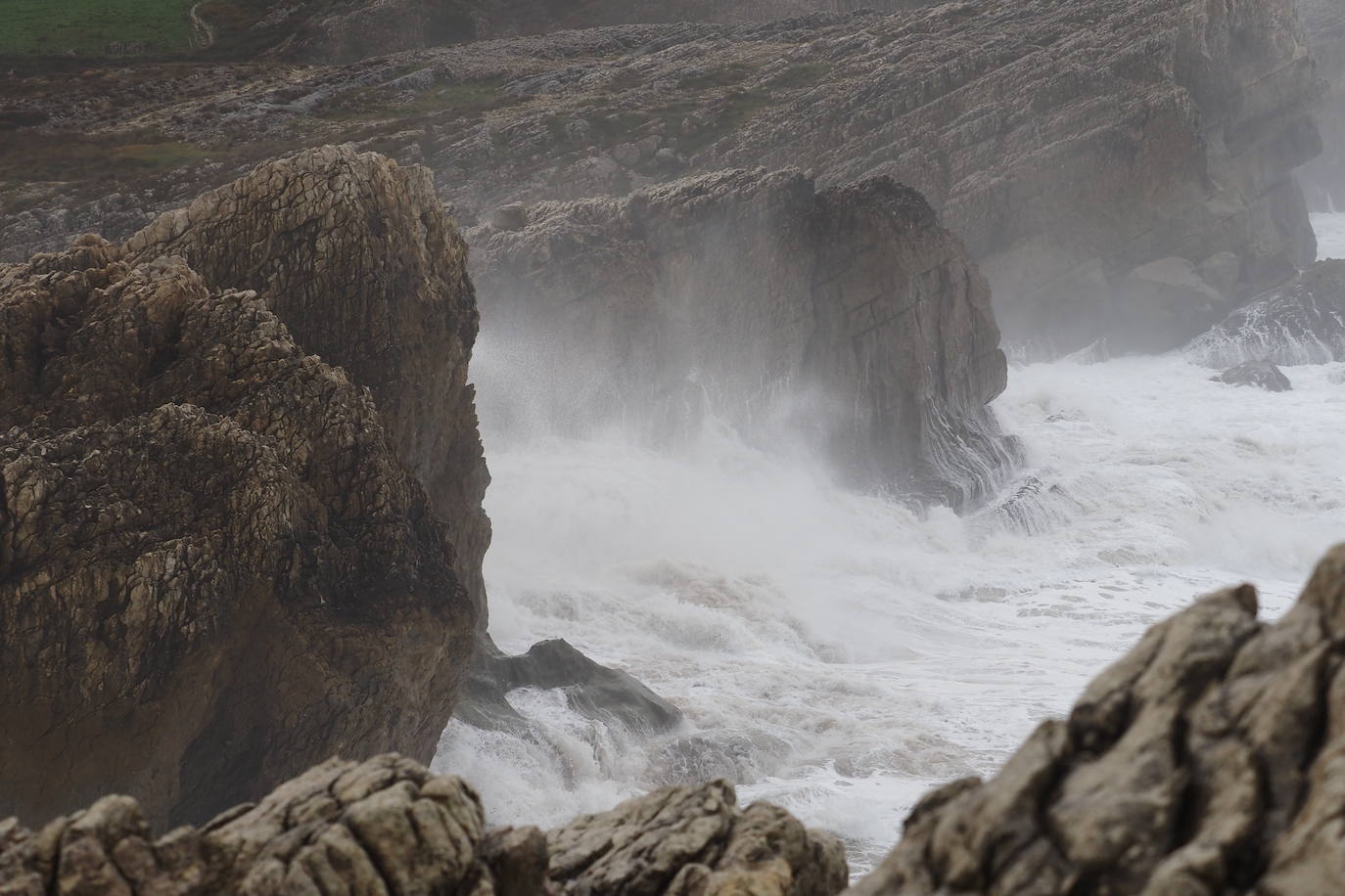 Las olas embisten los acantilados de la Virgen del MAr.