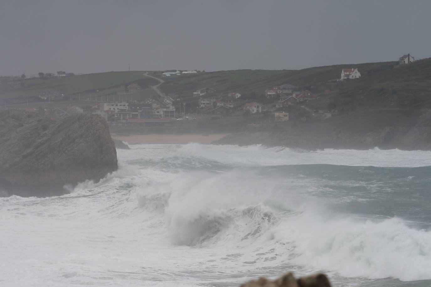 Las olas embisten los acantilados de la Virgen del MAr.