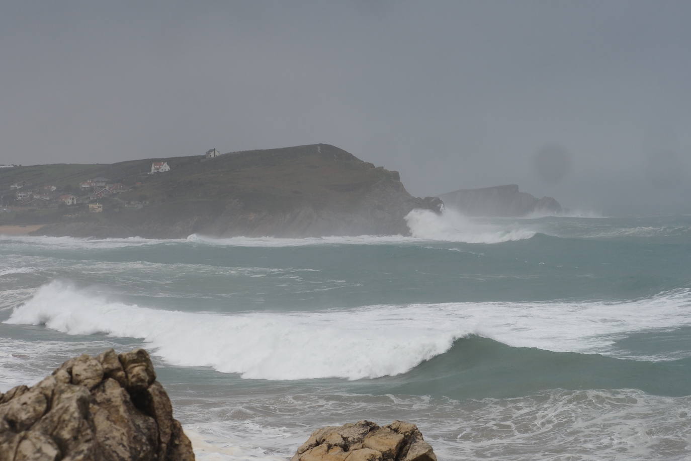 Las olas embisten los acantilados de la Virgen del MAr.