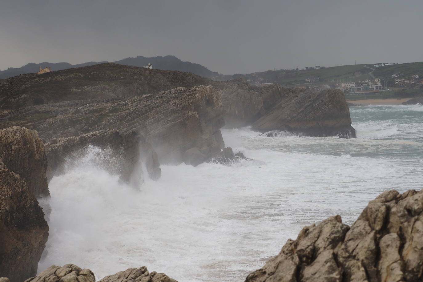 Las olas embisten los acantilados de la Virgen del MAr.